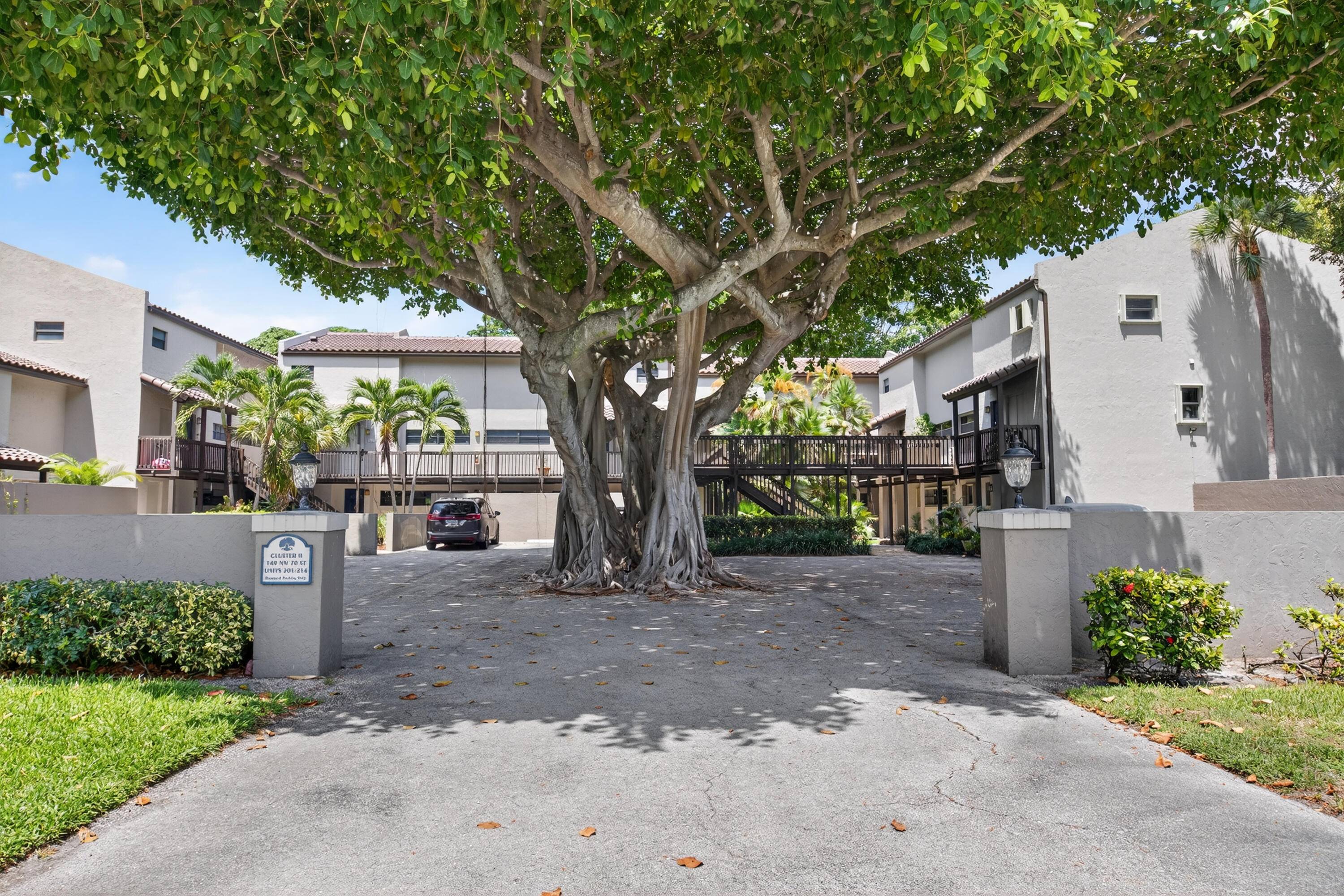 EAST BOCA ! ! ! Spacious 2 bedroom 2 bath condo with 1, 286 sq ft of living area.