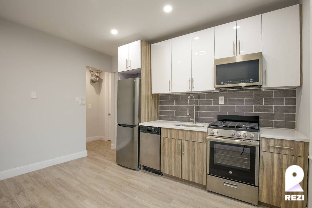 A gorgeously modern and fully renovated 3 bedroom 1 bathroom in the heart of the Bronx conveniently located near Fordham University, New York Botanical Garden, and Arthur Ave.