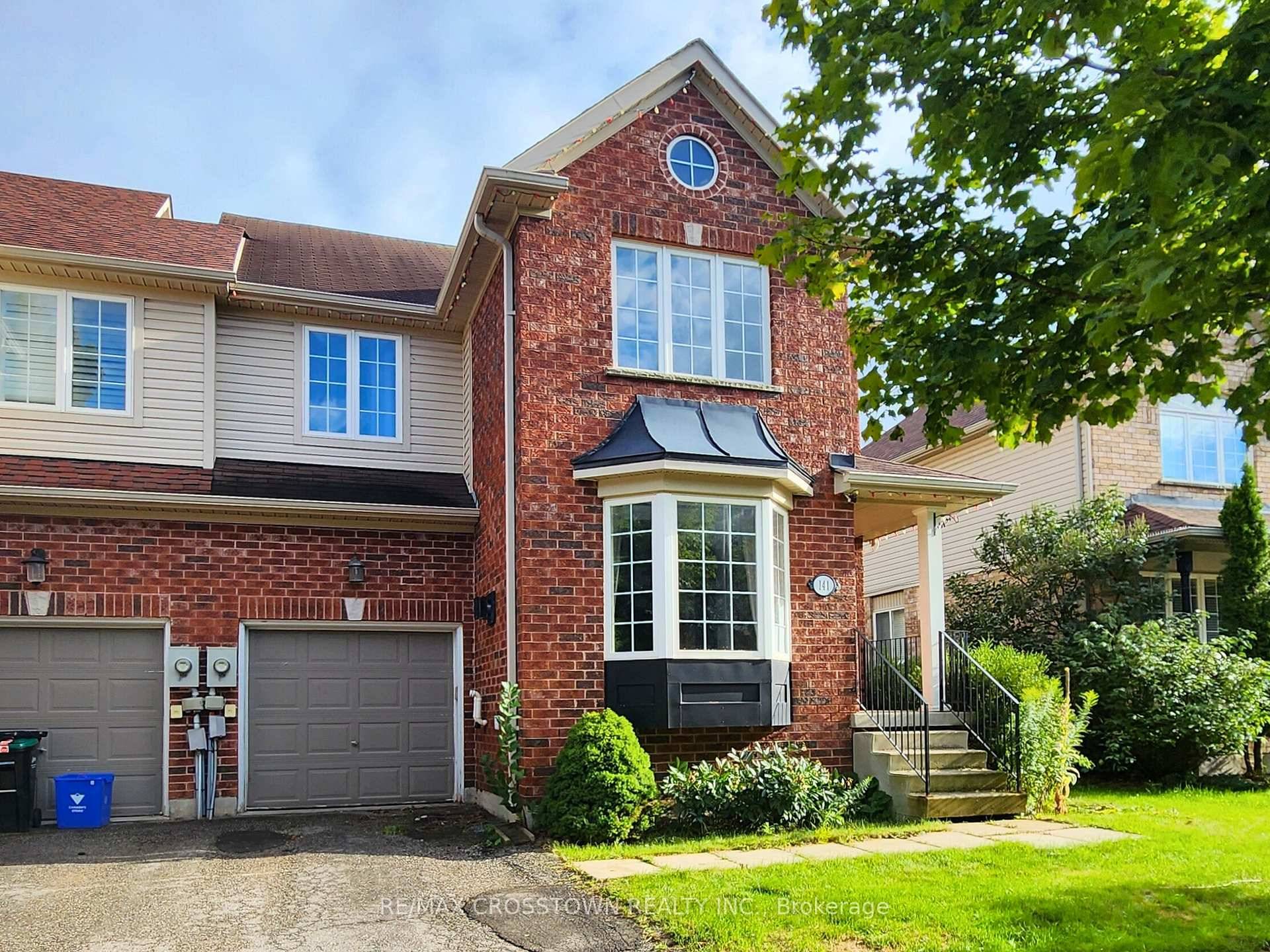 Welcome to 141 Thrushwood a spacious 1, 828 sqft end unit townhouse in Barries desirable Maple Woodlands neighbourhood.