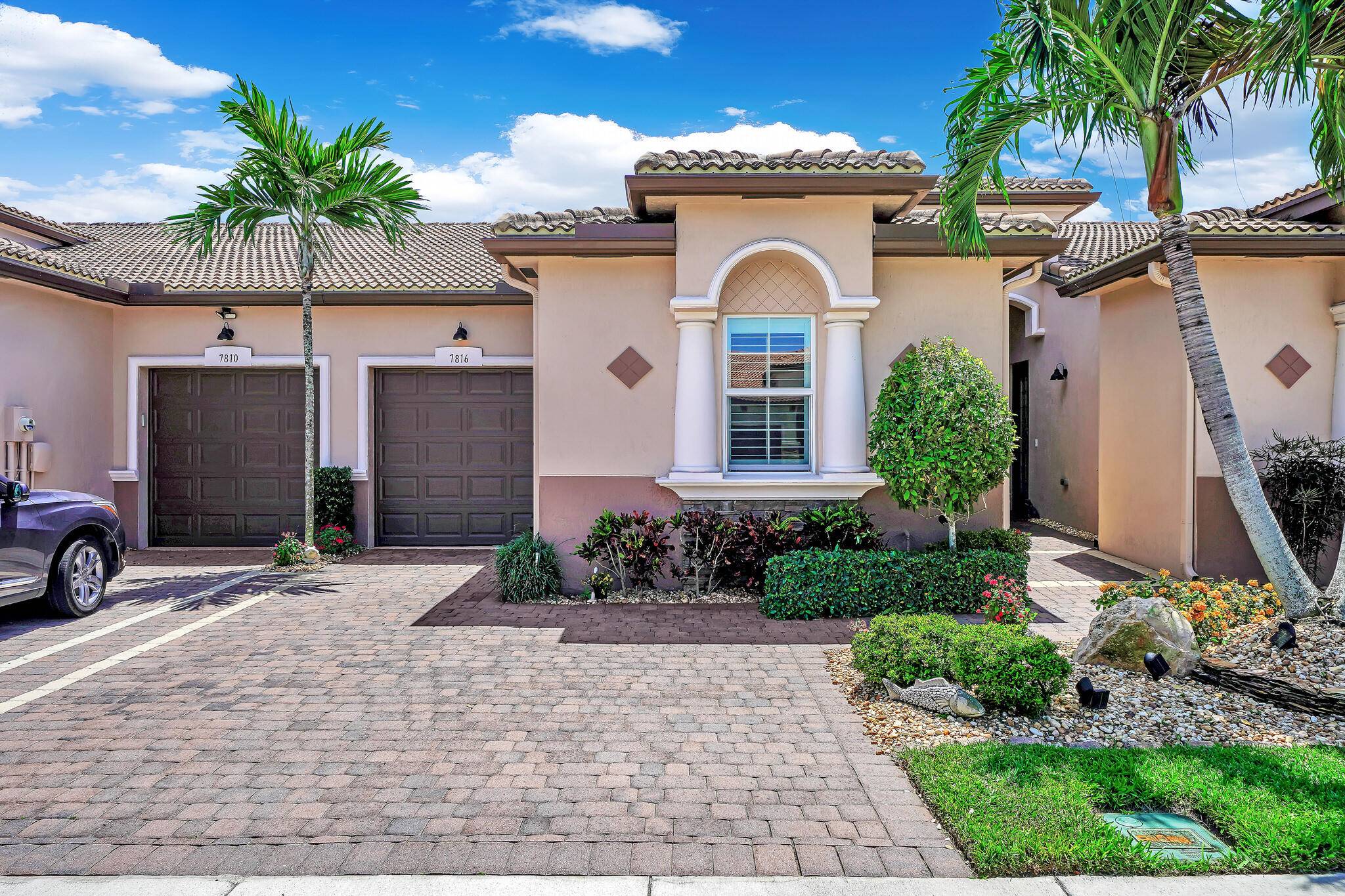 Nestled on a charming block in a beautiful community featuring a resort style clubhouse, this stunning Delray villa offers the perfect blend of luxury comfort.