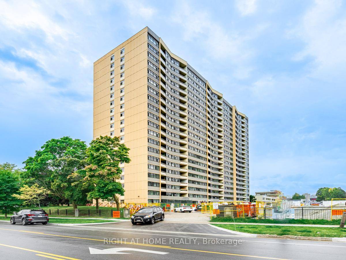 Your search end here, Don't lose this opportunity, this stunning magnificently, modernized, spacious, bright, spacious corner unit boasting, featuring 3 spacious bedrooms with 2 bathrooms, open concept combined dining and ...
