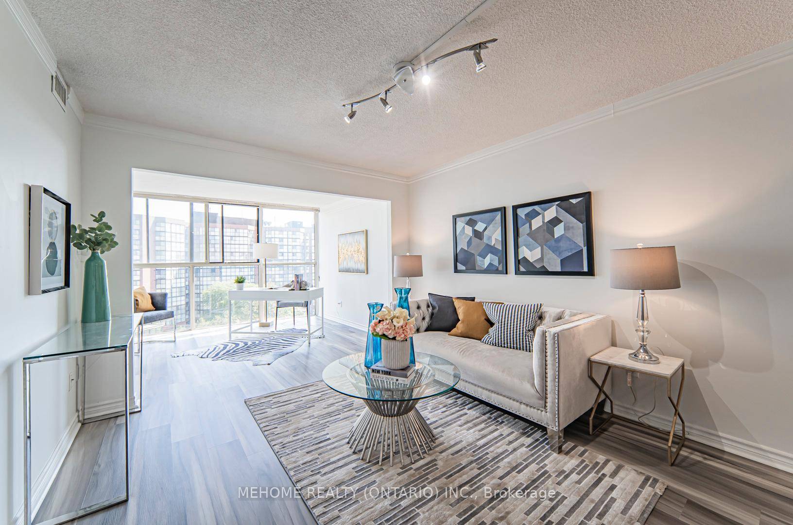 Welcome to comfort and convenience in the heart of Mississauga.