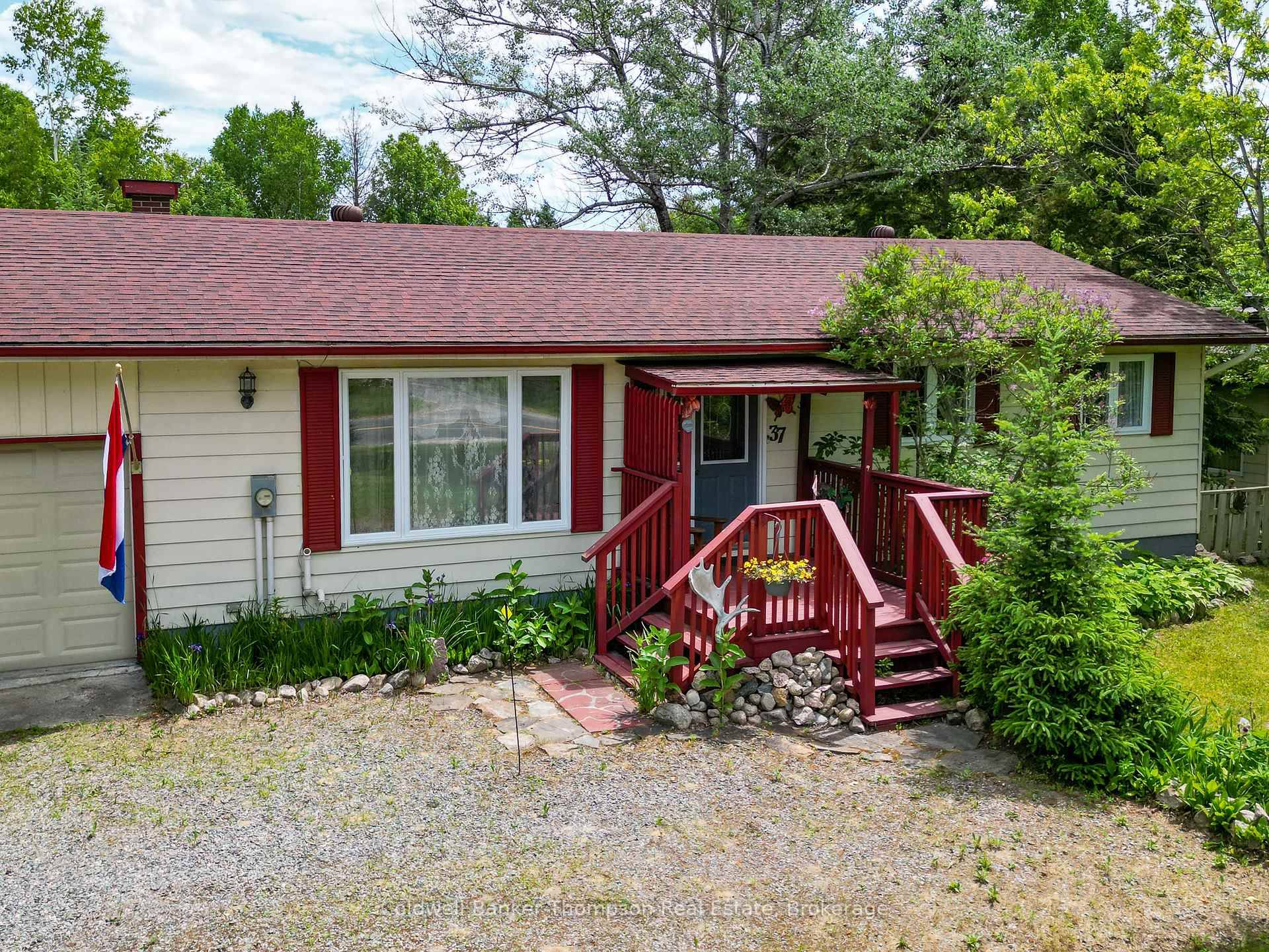 Charming, Well Maintained Home in the Heart of Sundridge !