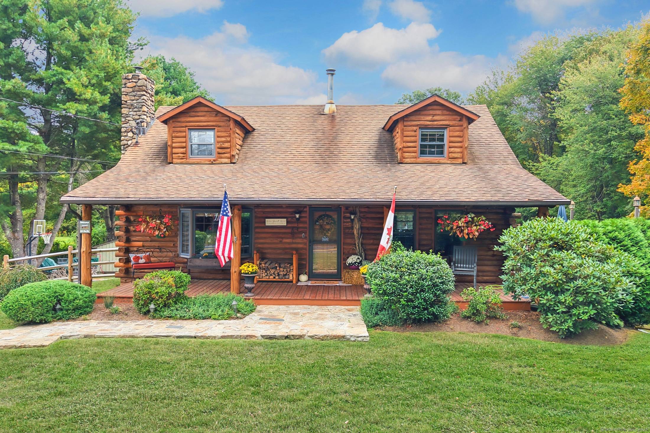 Charming Log Home on 1. 2 Private Acres A Peaceful Retreat with Modern Touches.