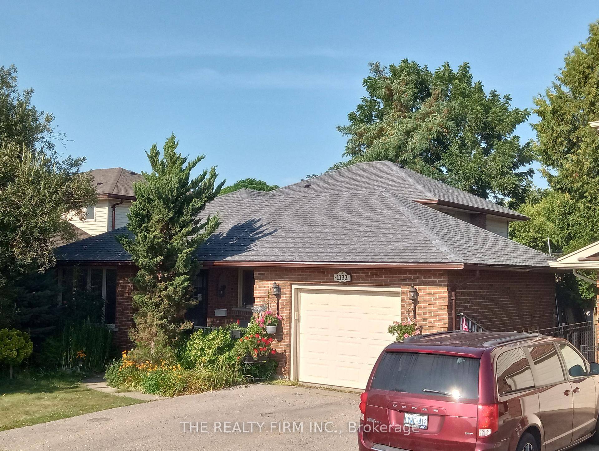 Welcome to 1132 Iroquois Crescent, this 3 1 bedroom home offers lots of space.