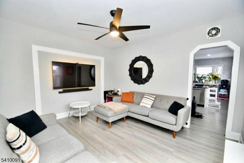 Welcome home to this awesome and fully renovated 2 bedroom, 1 bath gem with a one car garage ?