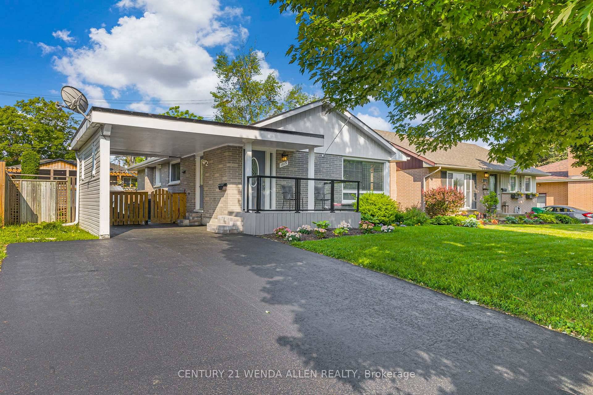 Meticulously maintained 3 bedroom bungalow in a desirable Peterborough neighbourhood !