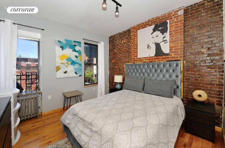 Come stay in this lovely two bedroom apartment in Midtown South !