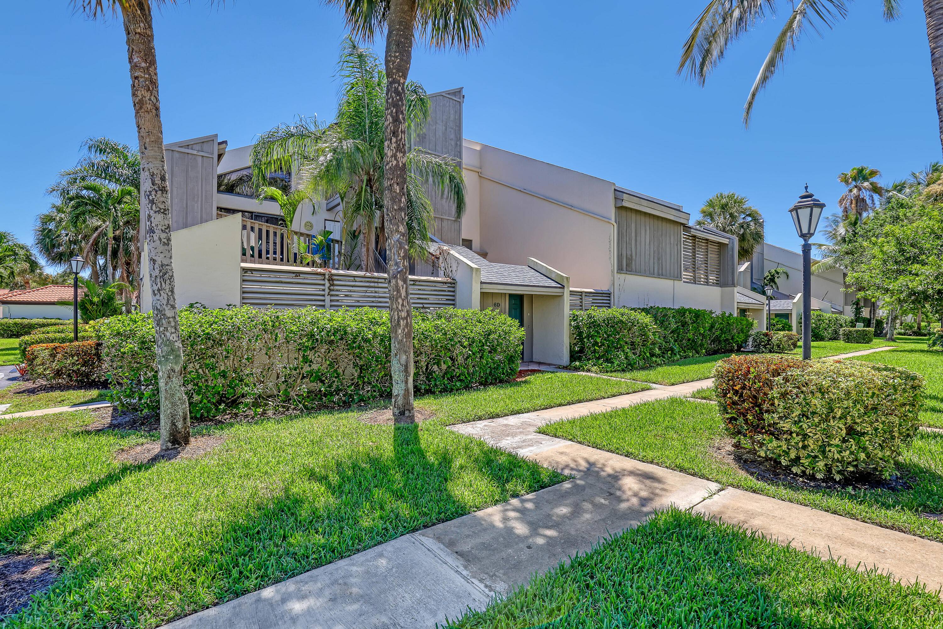 Beautifully Updated 1 Bedroom in Sea Lofters Welcome to this stylish ground floor condo in the highly desirable Sea Lofters community.