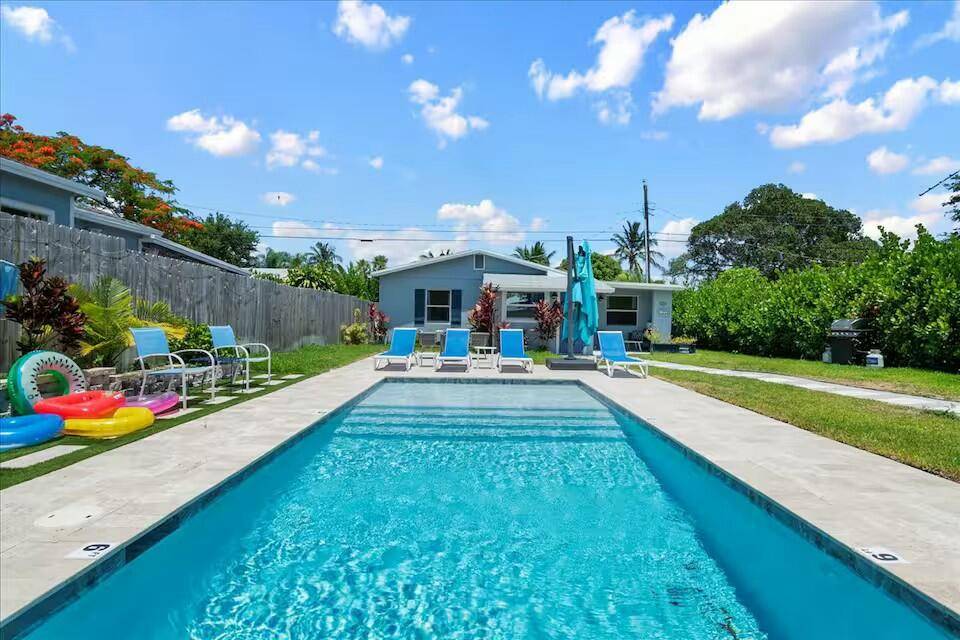 Charming Cottage Style Home with Private Pool in Osceola Park, Delray BeachWelcome to this cozy and fully renovated three bedroom, two bathroom cottage in the highly desirable Osceola Park neighborhood ...