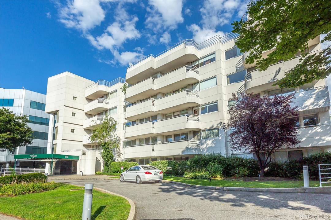 PRIME LOCATION NEAR ALL !