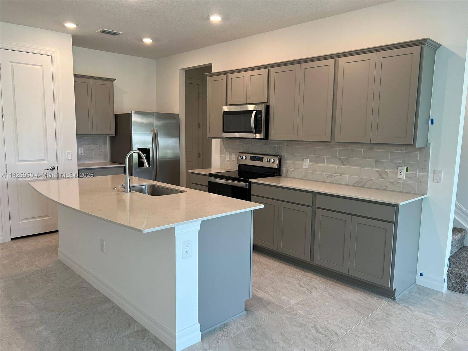 BEAUTIFUL TOWNHOME AT RANCHETTE SQUARE IN GREENACRES.