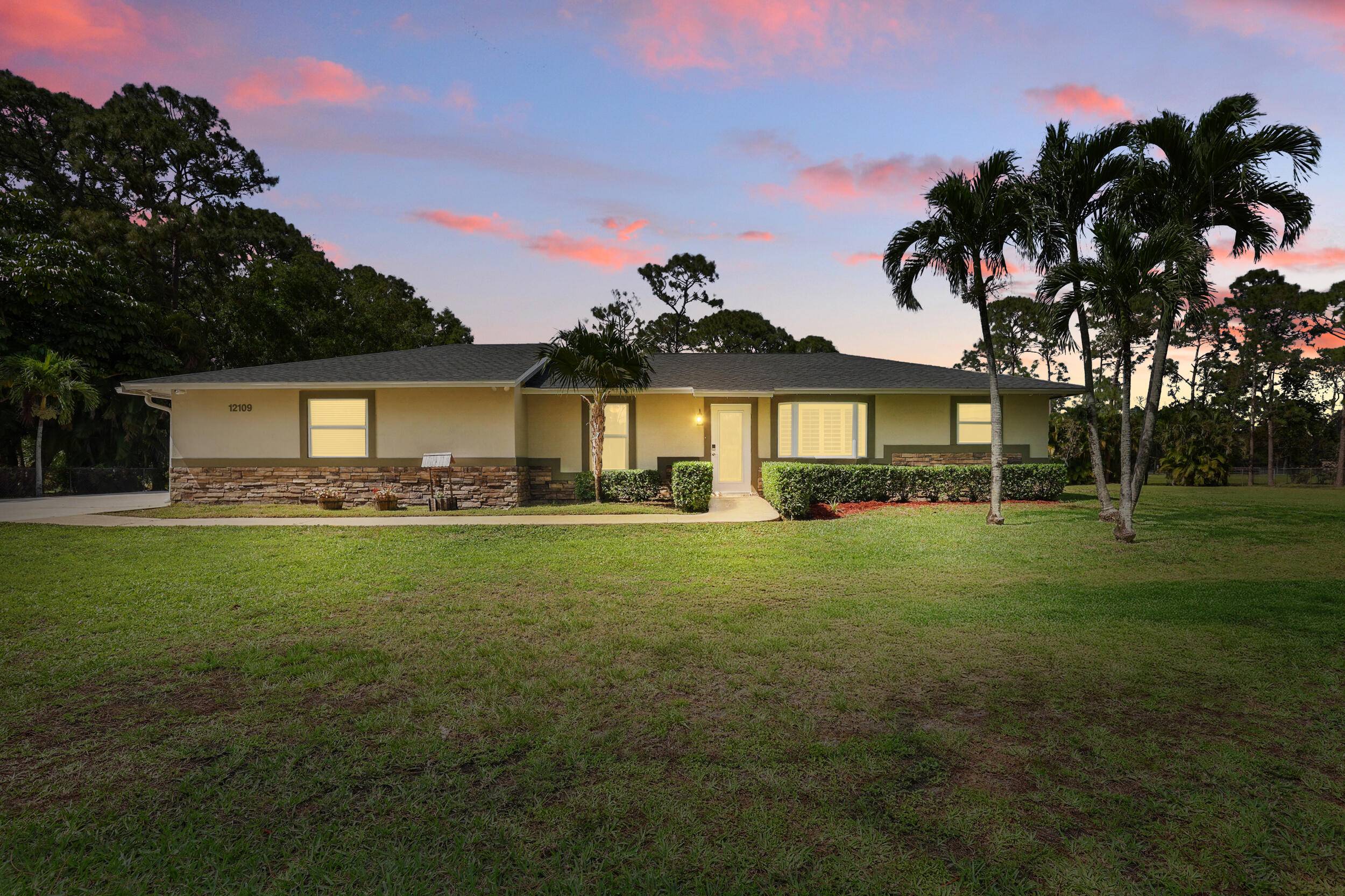 Welcome to Your Slice of Paradise in The Acreage !