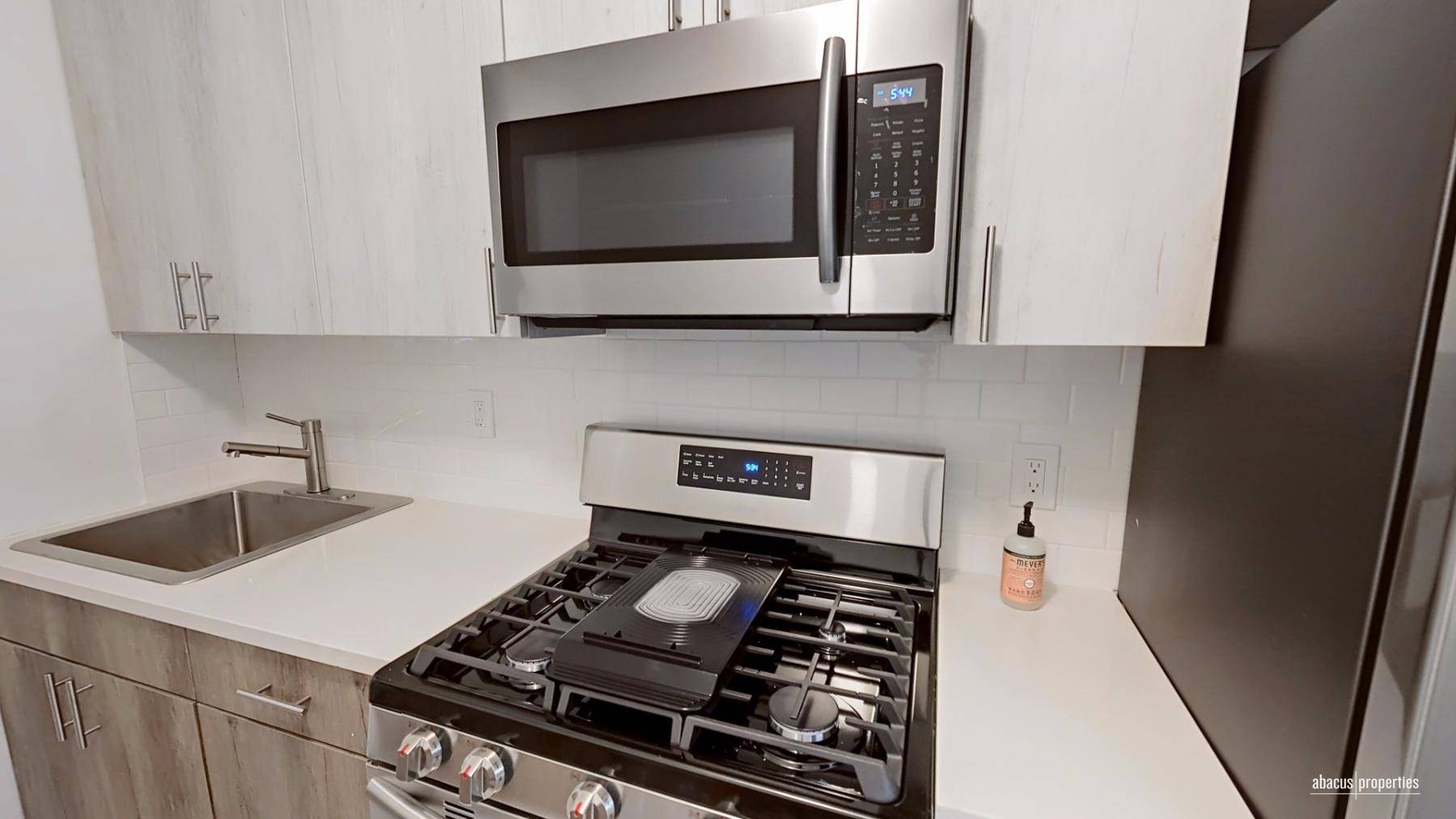 This spacious 5th floor apartment is conveniently located in prime Kensington.