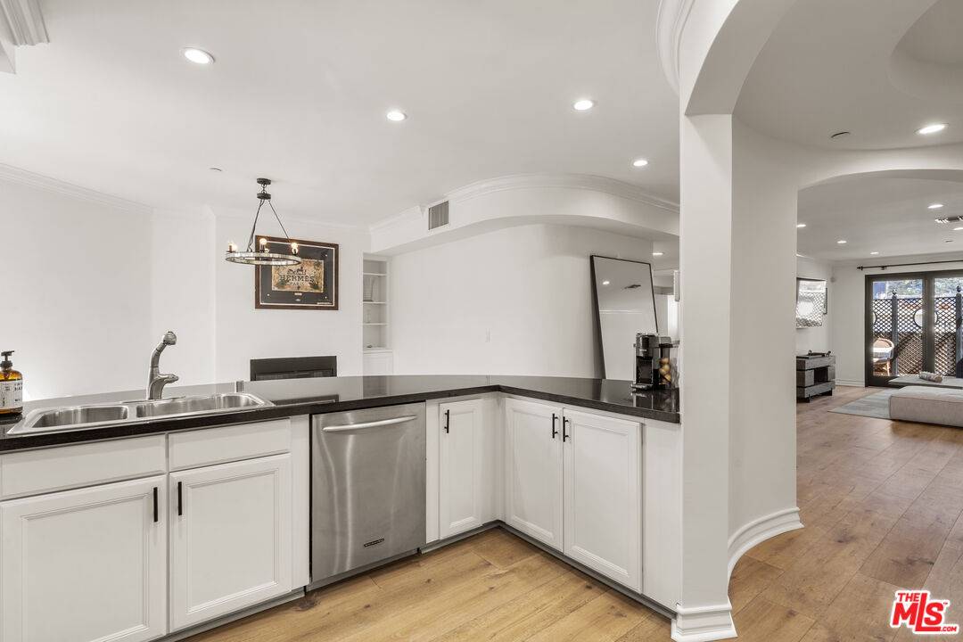 122  N Clark Dr 2BR Beverly Grove La