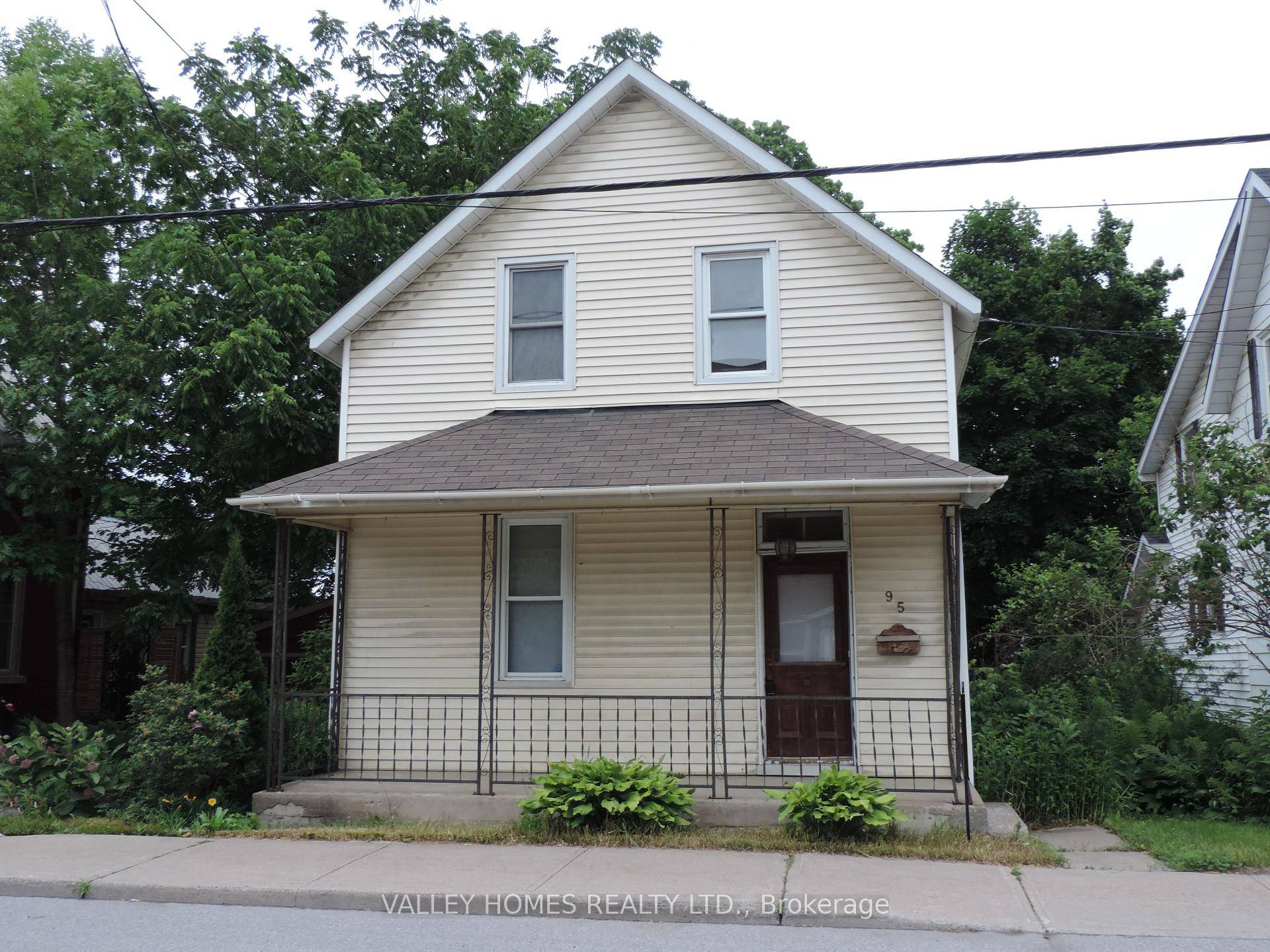 CENTRALLY LOCATED HOME, CLOSE TO ALL AMENITIES IN CARLETON PLACE.