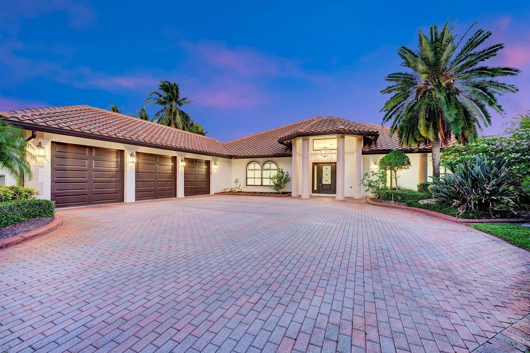 Nestled in the exclusive and serene cul de sac of Wellington, Florida, this exceptional estate offers the perfect blend of luxury, privacy, and functionality.