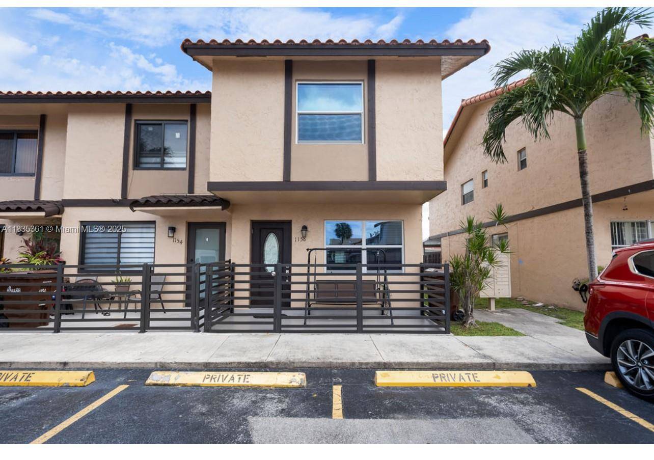 Beautiful 3 bedroom, 3 bath townhouse in the heart of Hialeah !