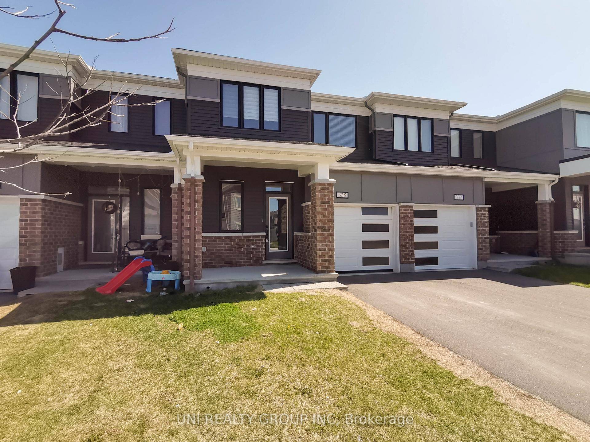 Welcome to this stunning executive townhome located in the desirable Half Moon Bay community of Barrhaven.