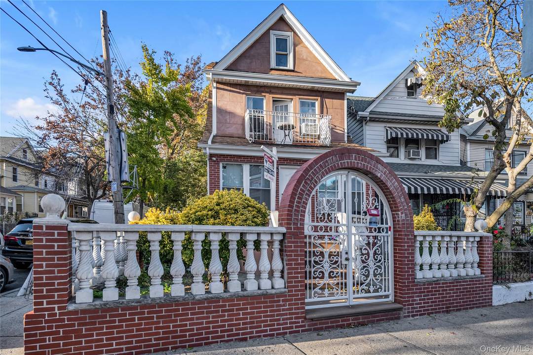 Exceptional 2 Family Colonial Home Discover this unique and well maintained Colonial residence offering a total of 6 bedrooms and exceptional features throughout.