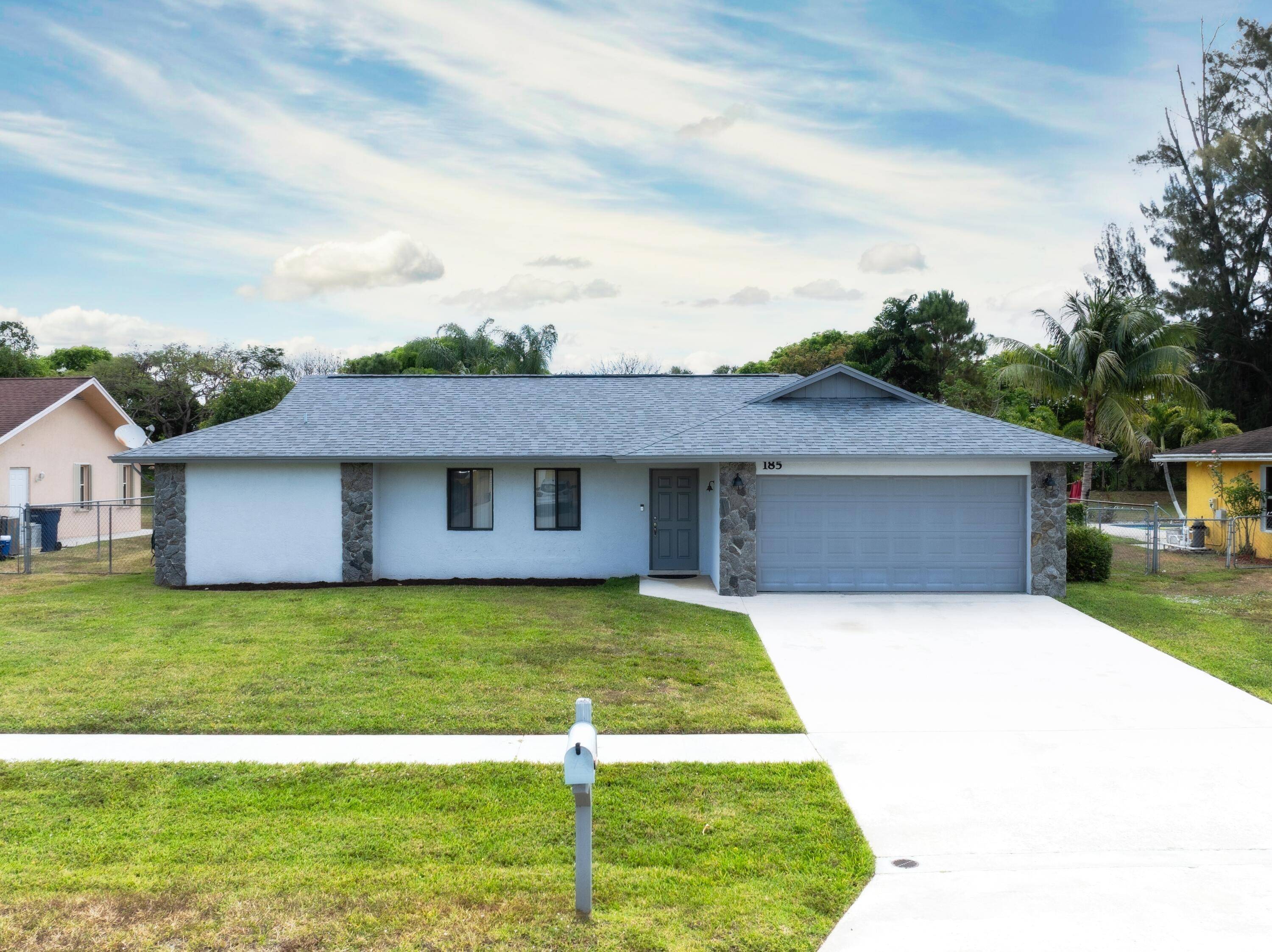 Welcome to this well maintained home located in La Mancha which sits on a huge.