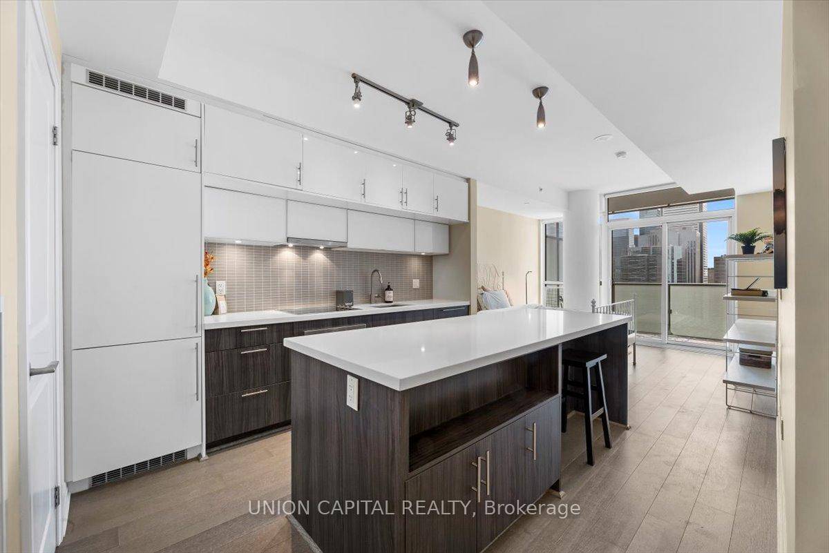 Welcome to The Mercer Luxury Studio Living in King West This bright, open concept studio puts you right in the middle of one of Torontos most vibrant neighbourhoods.