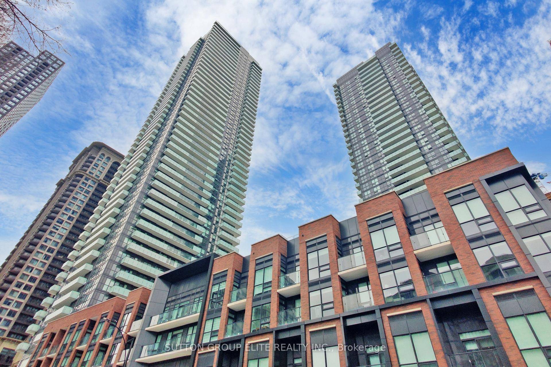 SEE VIRTUAL TOUR Stylish, Luxurious and BRAND NEW 1 1 executive suite, perfectly positioned in the vibrant and dynamic core of downtown Mississauga.