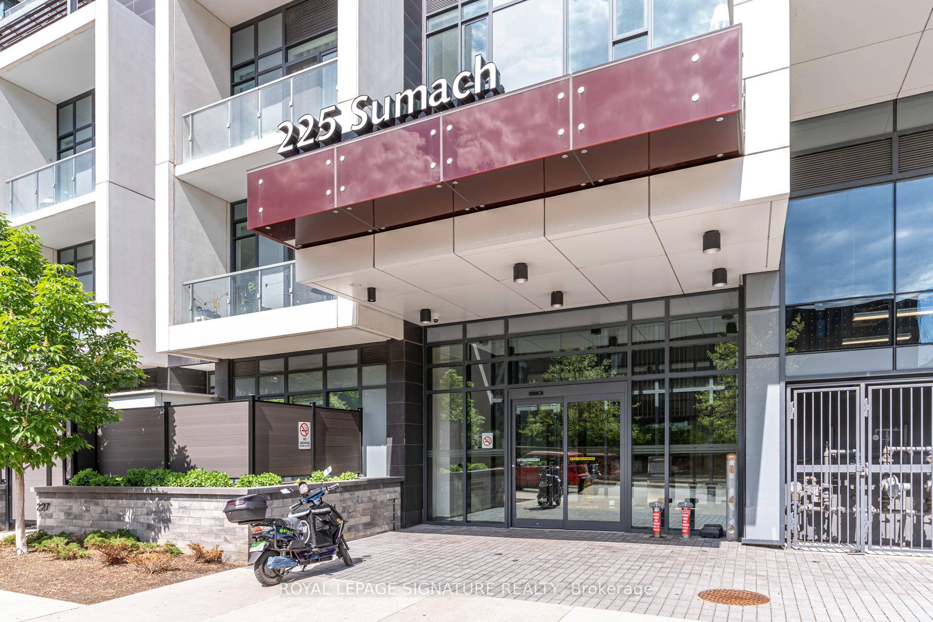 Welcome to DuEast Condos located at 225 Sumach Street.