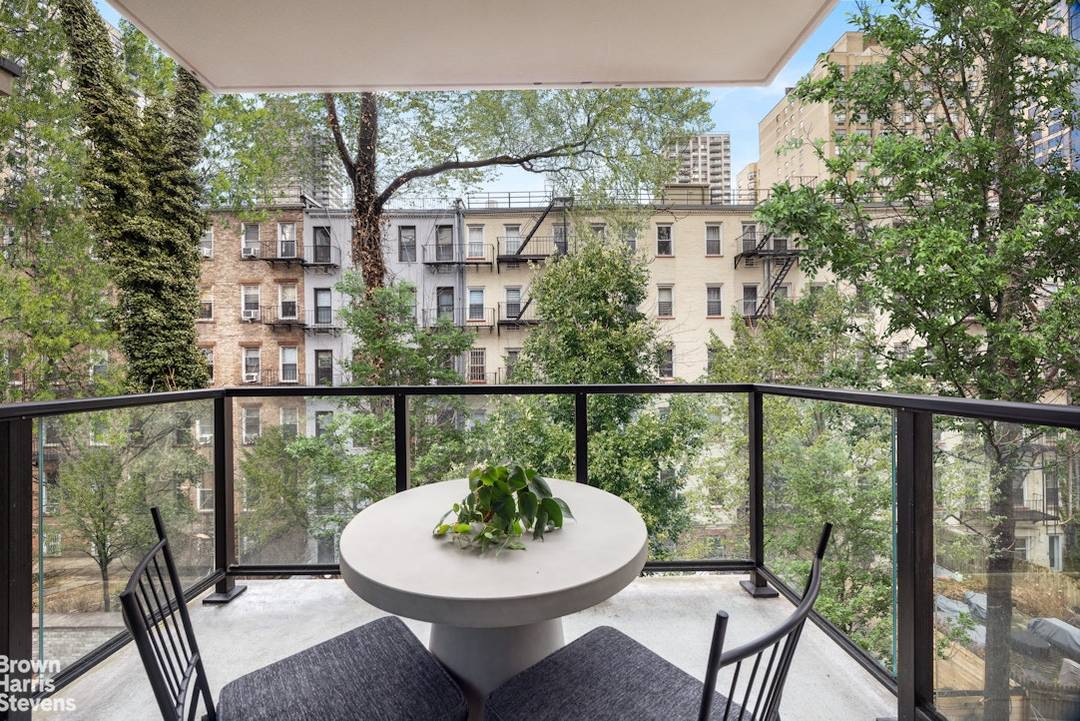 Introducing Residence 4D at Manor 82, an elegant boutique condominium completed in 2022 that blends the timeless sophistication of the Upper East Side with modern design and exceptional craftsmanship.
