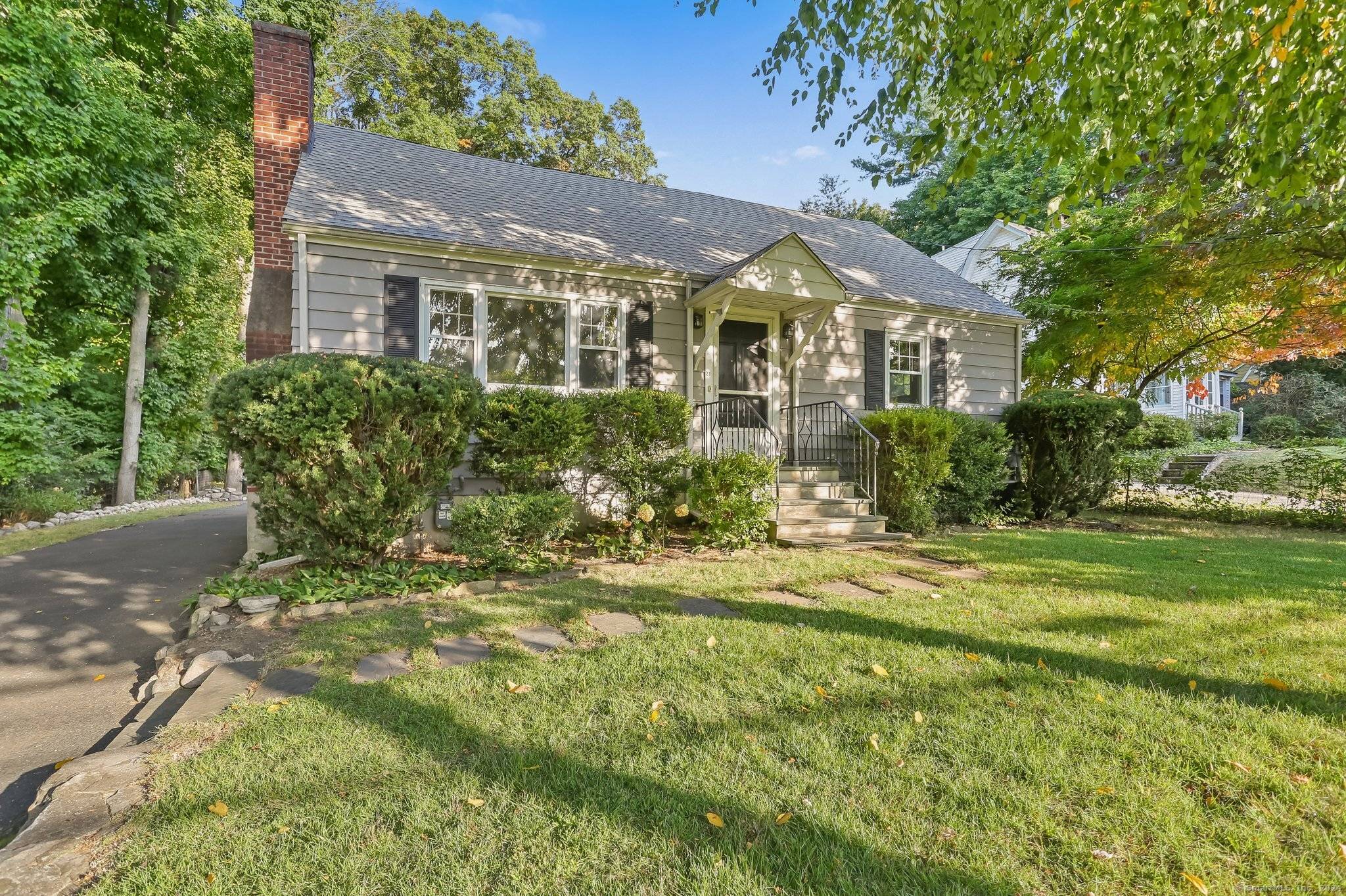3 BR, 2 BA tax card not up to date Darien rental across from Holmes Elementary and convenient to Middlesex, Darien HS, train, town, and all Darien has to offer.