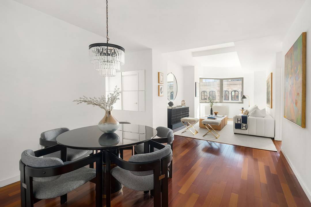 Large south facing, high floor three bedroom three bathroom home in the full service Crossing 23rd Condominium, located perfectly on the Flatiron Gramercy border.