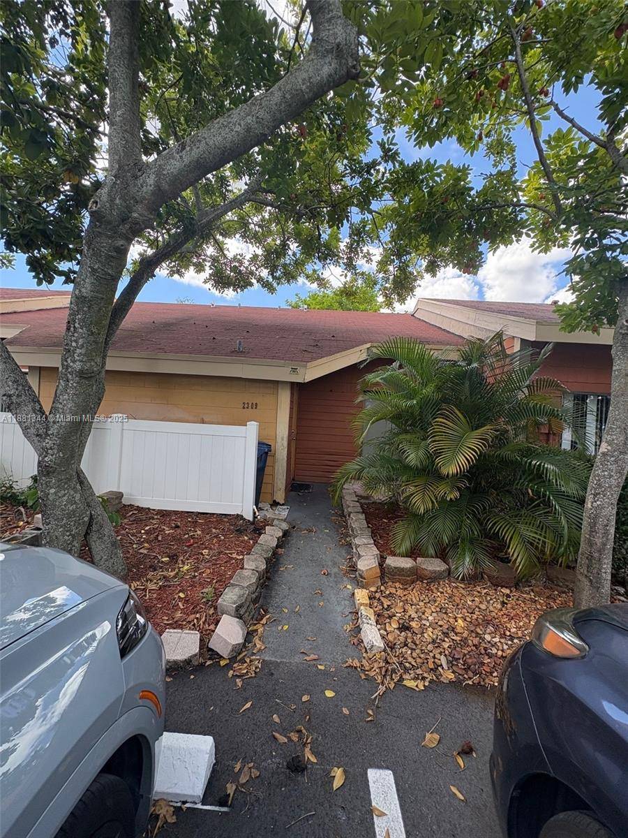 Great Townhouse 3 Bed 2 Bath.