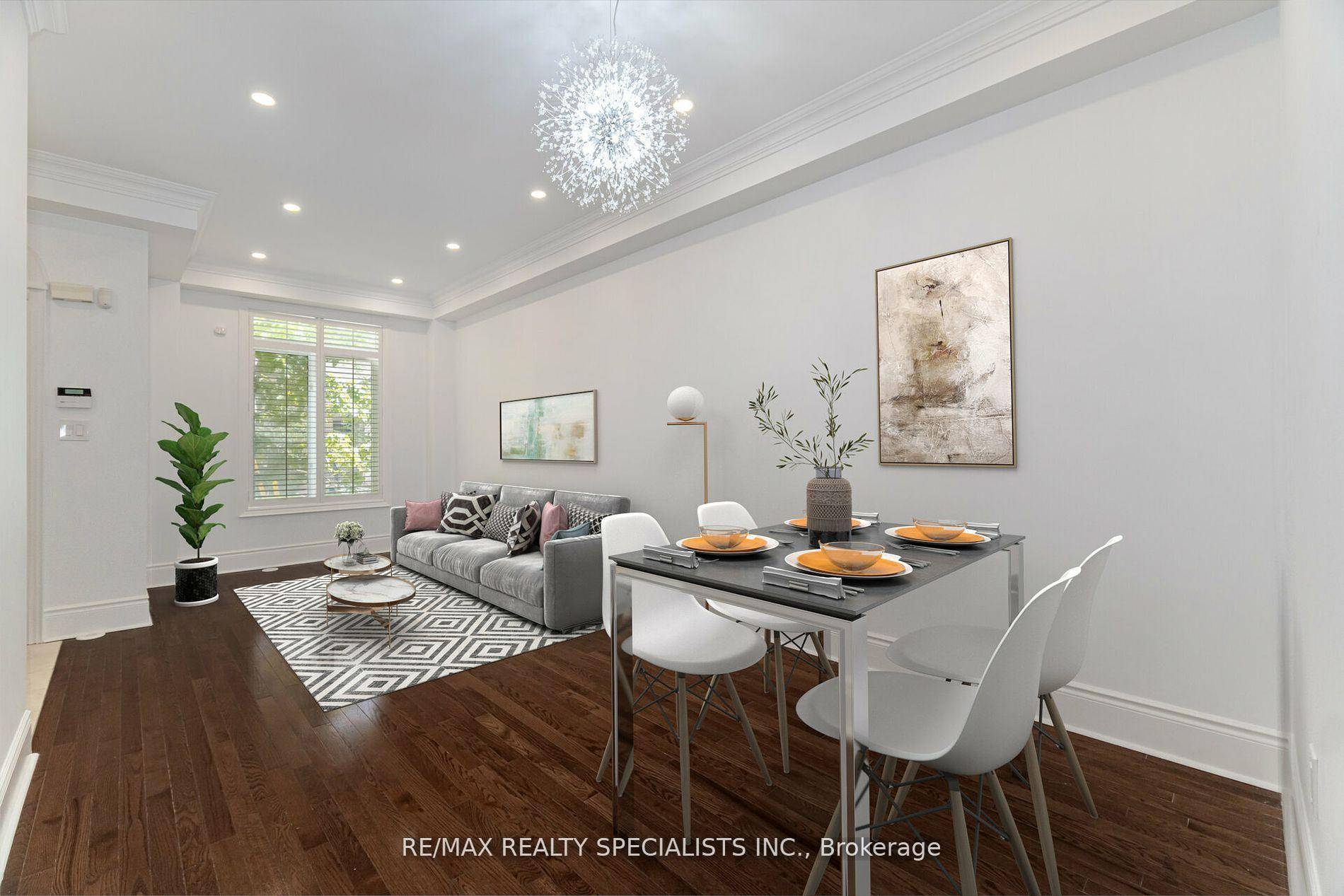 Stunning Freehold Townhouse in Willowdale East !