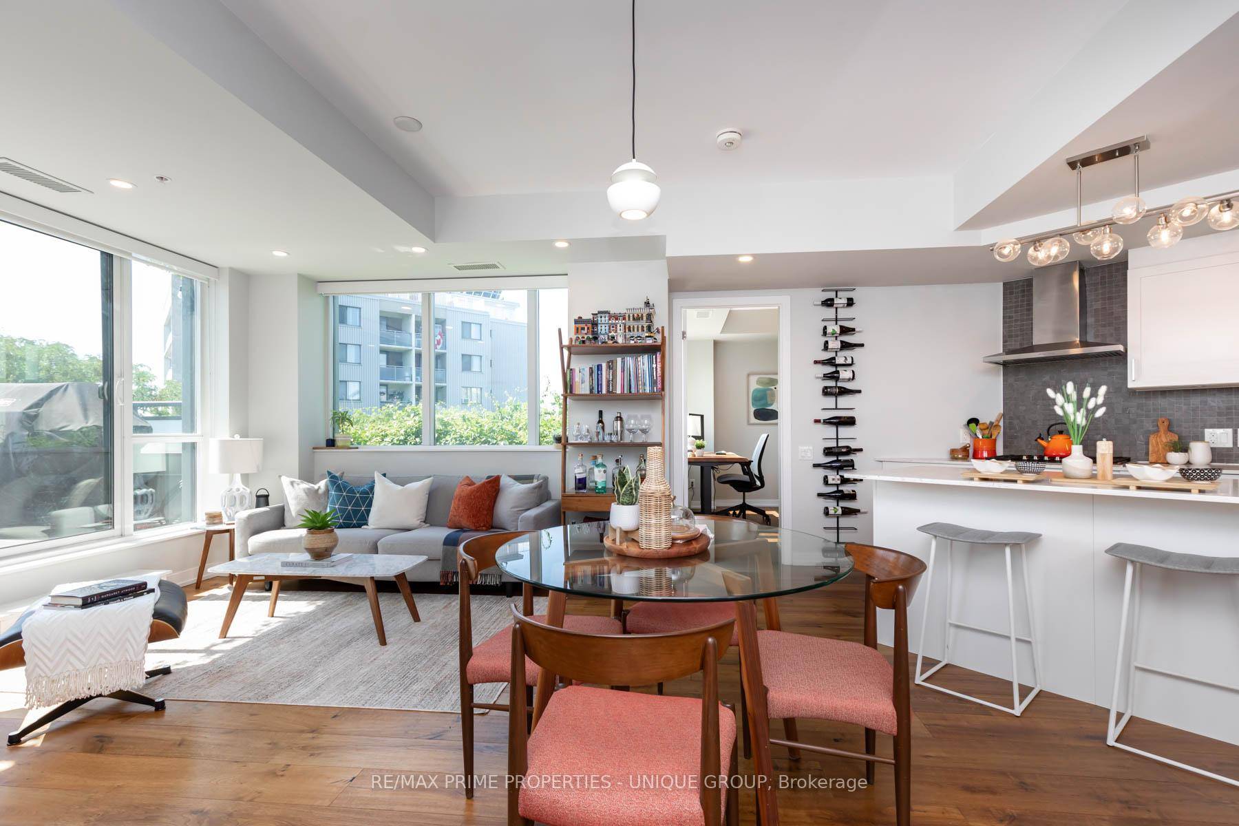Welcome to 38 Howard Park 618, a split floor plan unit that is perfect for entertaining, a modern mid rise condominium nestled in one of Toronto's most beloved neighbourhoods, Roncesvalles ...