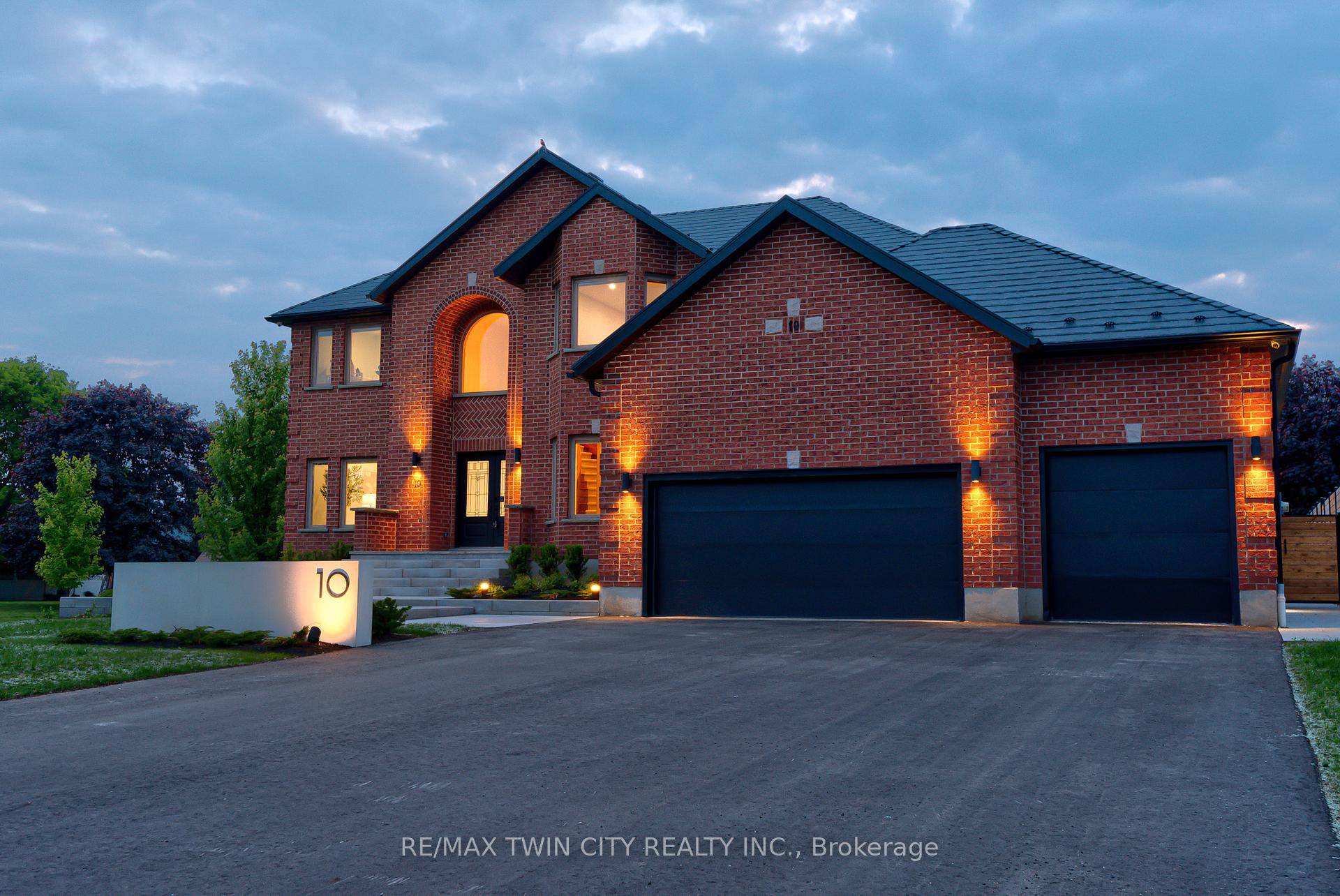 COUNTRY LUXURY ! Welcome to 10 Eldale Road, a home abundantly offering 7 Beds, 6 Baths, 3 Kitchens, 15 Car Parking amp ; a 1788 sqft All Season Outbuilding.