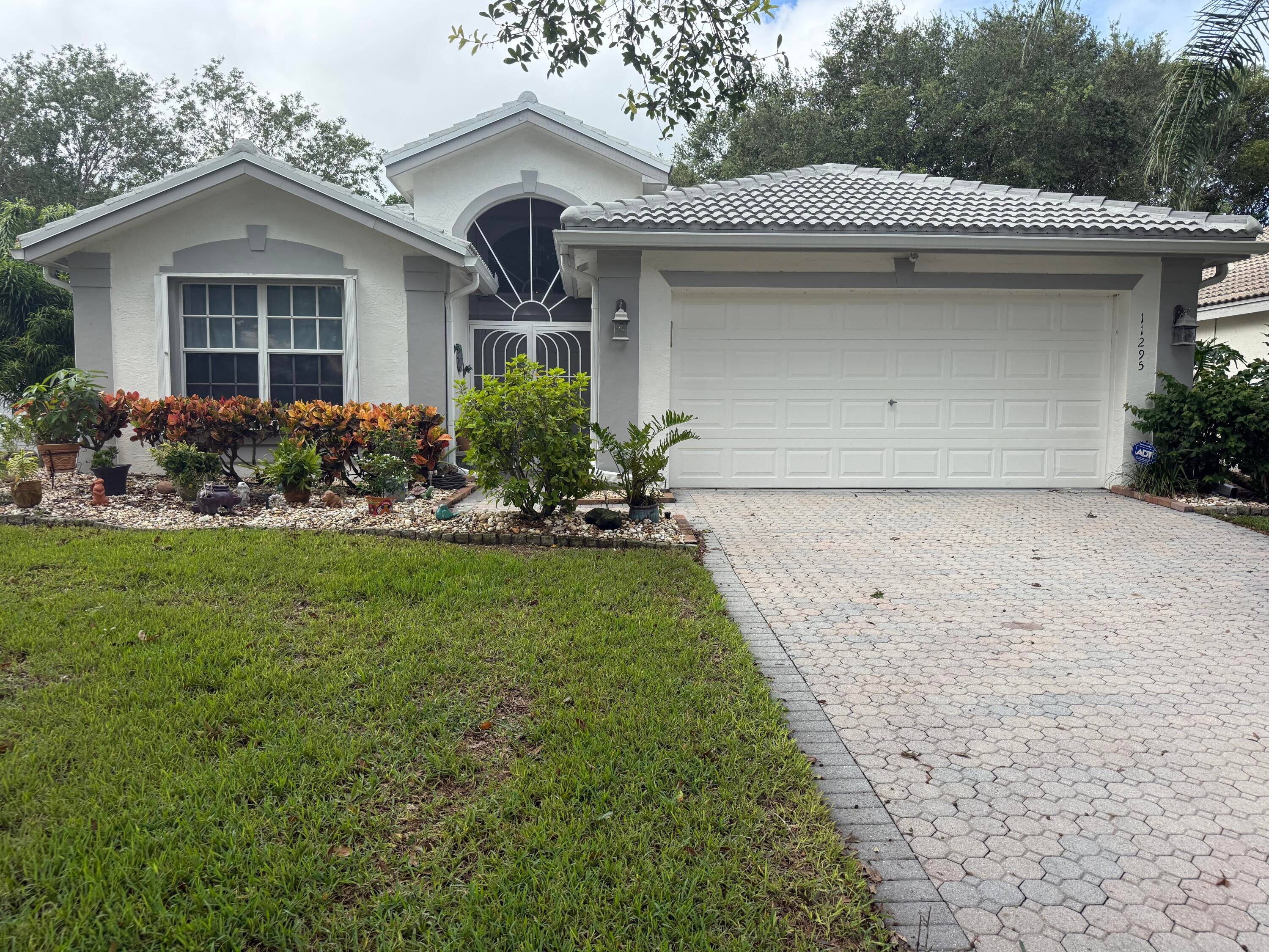 Move Right In ! Open Floor Plan Almost 1, 800 SQ FT Of Living Space.