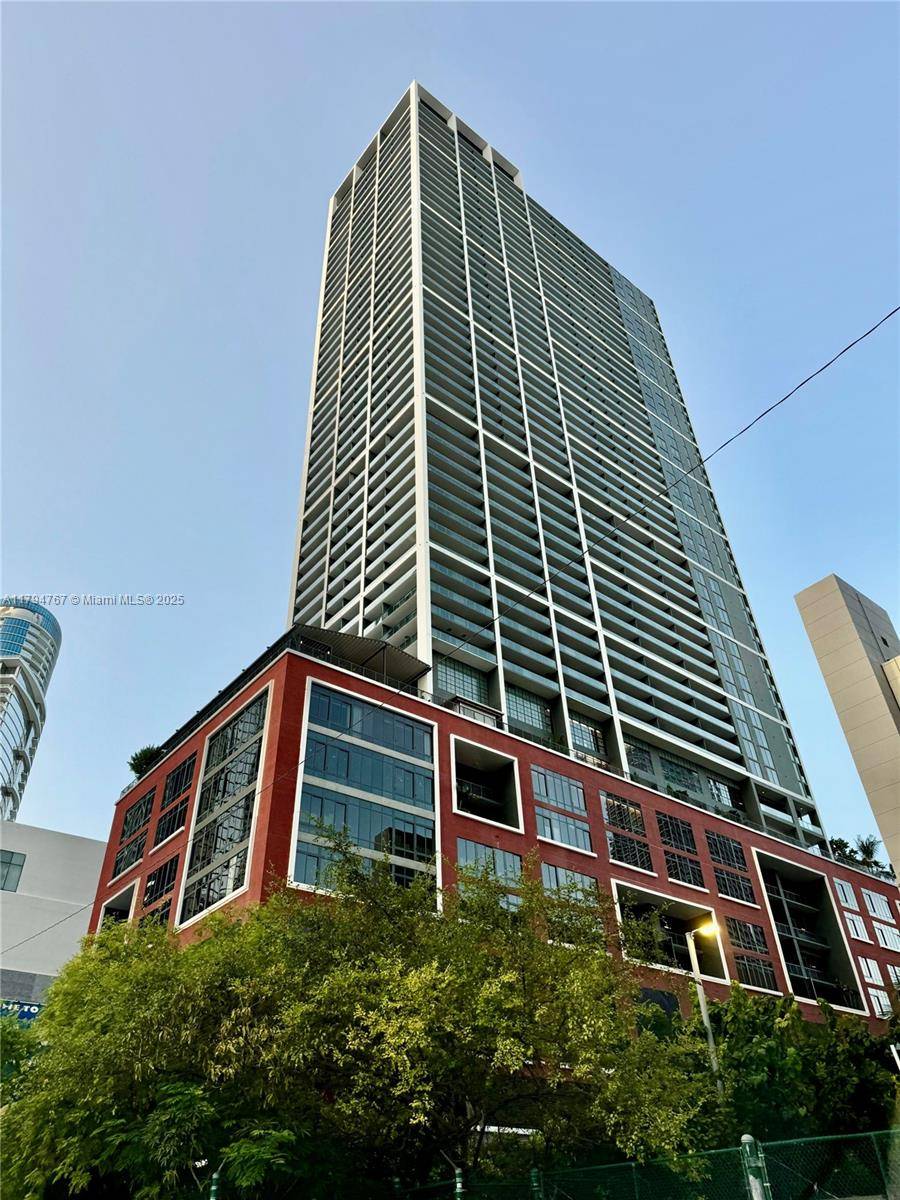 PRICE TO SELL. INCREDIBLE SOUTH VIEW TO MIAMI SKYLINE.