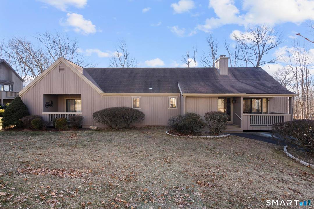 Welcome to 315 Navajo Lane located in Oronoque Village.