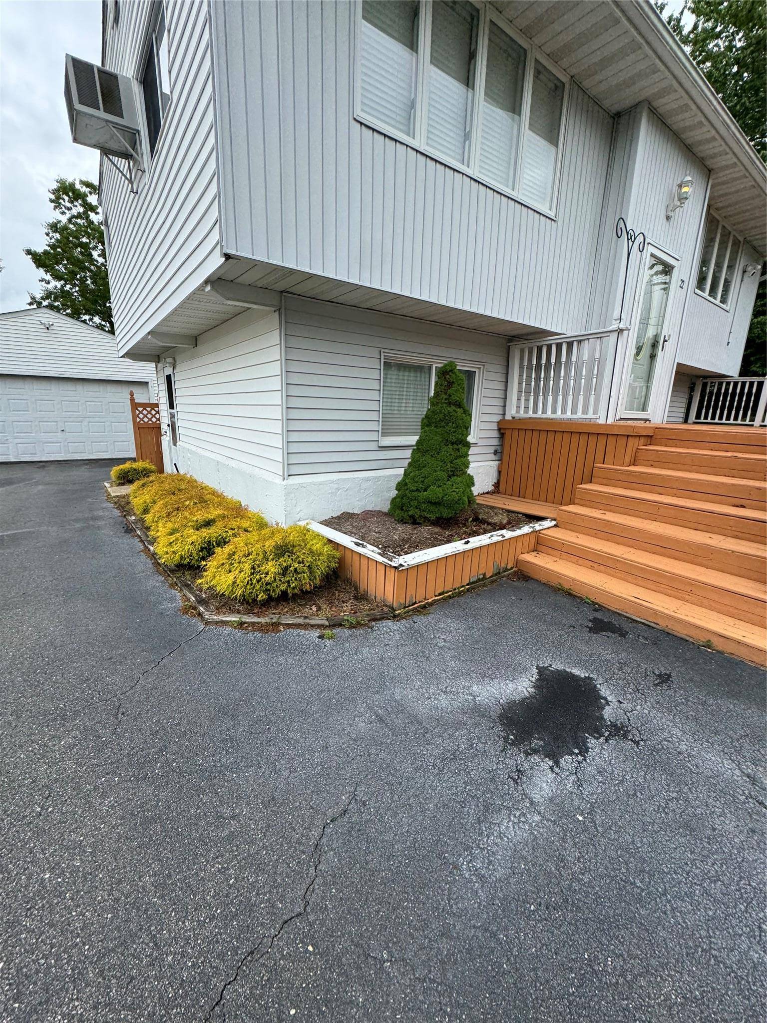 Beautiful 4 bed 2 bath Hi Ranch in Selden.