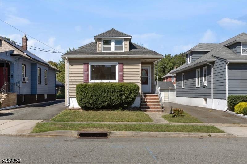 SPACIOUS CAPE IN A RESIDENTIAL AREA.