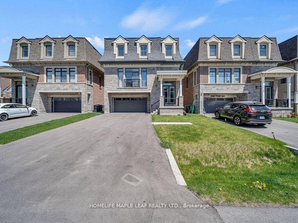 Luxury Living In 3 Storey !