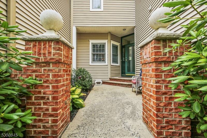Beautiful townhome in elegant community, The Eagle Rock.