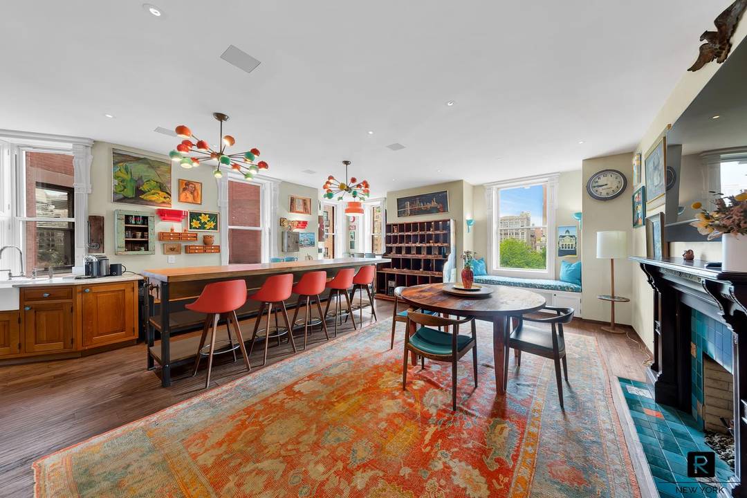 Perched above the prized southwest corner of Gramercy Park, four residences have been seamlessly combined to create an extraordinary, nearly 5, 000 square foot triplex a one of a kind ...