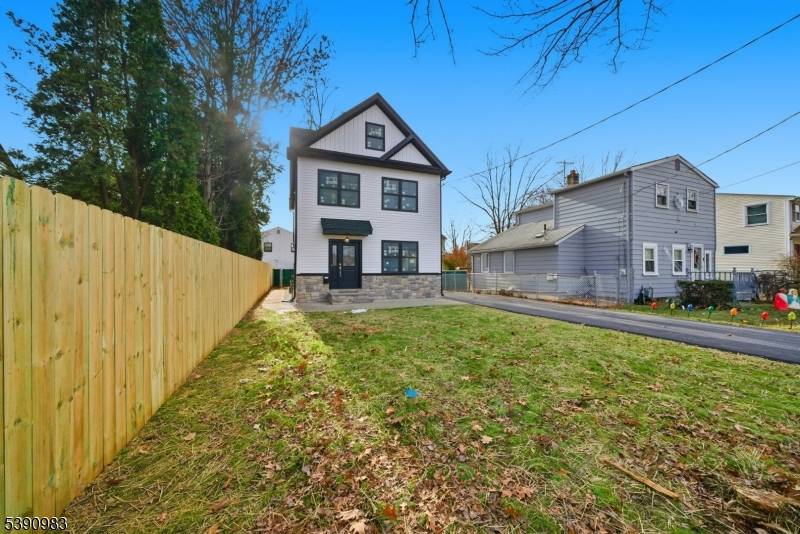 NEWLY CONSTRUCTED 3 BRM JUST STEPS AWAY FROM THE LAKE, COME WITH AN EXTERIOR TESLA CHARGER.