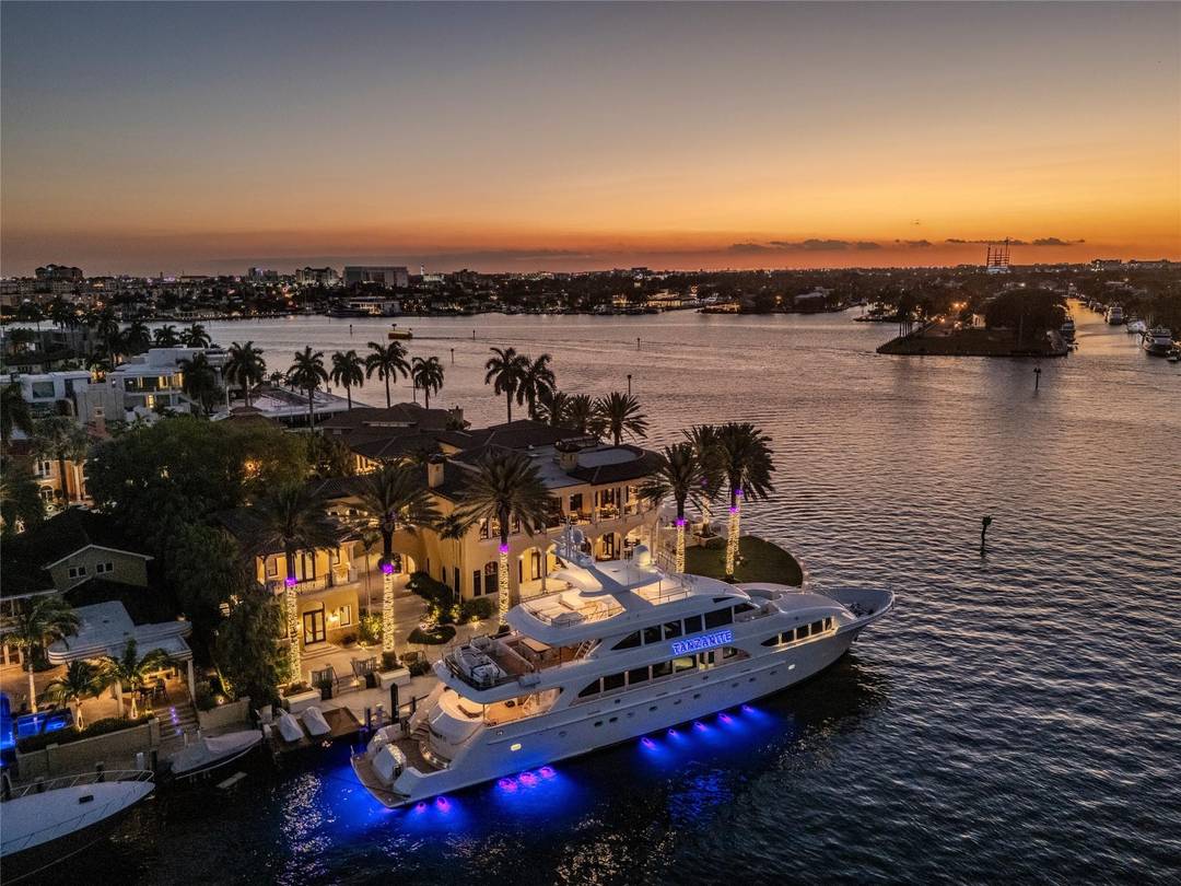 Exceptional Waterfront Point Lot !