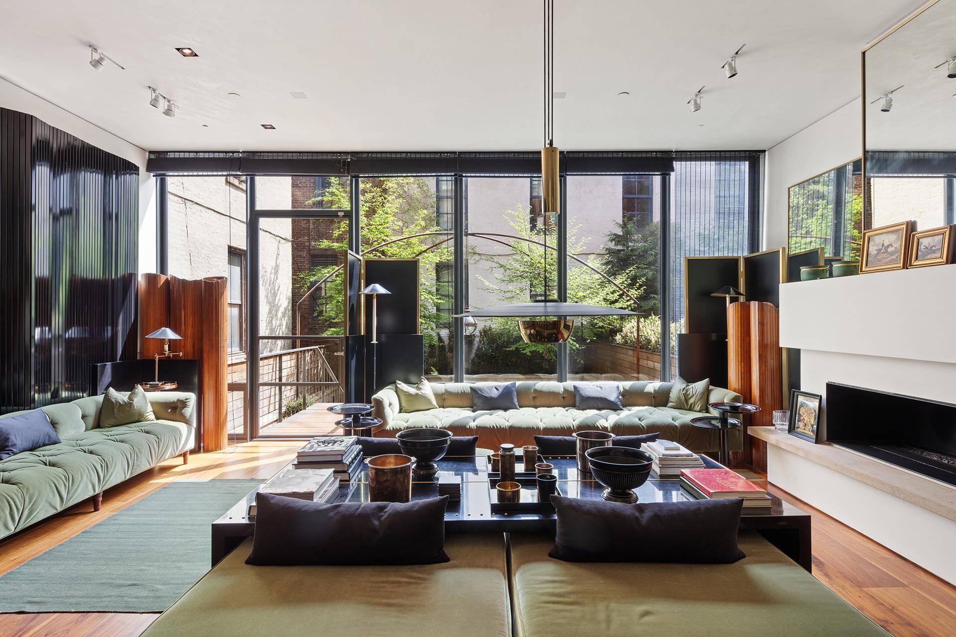 84 Jane Street is a spectacular 6000' contemporary mansion, given a transformation from top to bottom by Jonathan Schloss Architects, to convey brilliant light and luxuriant space.