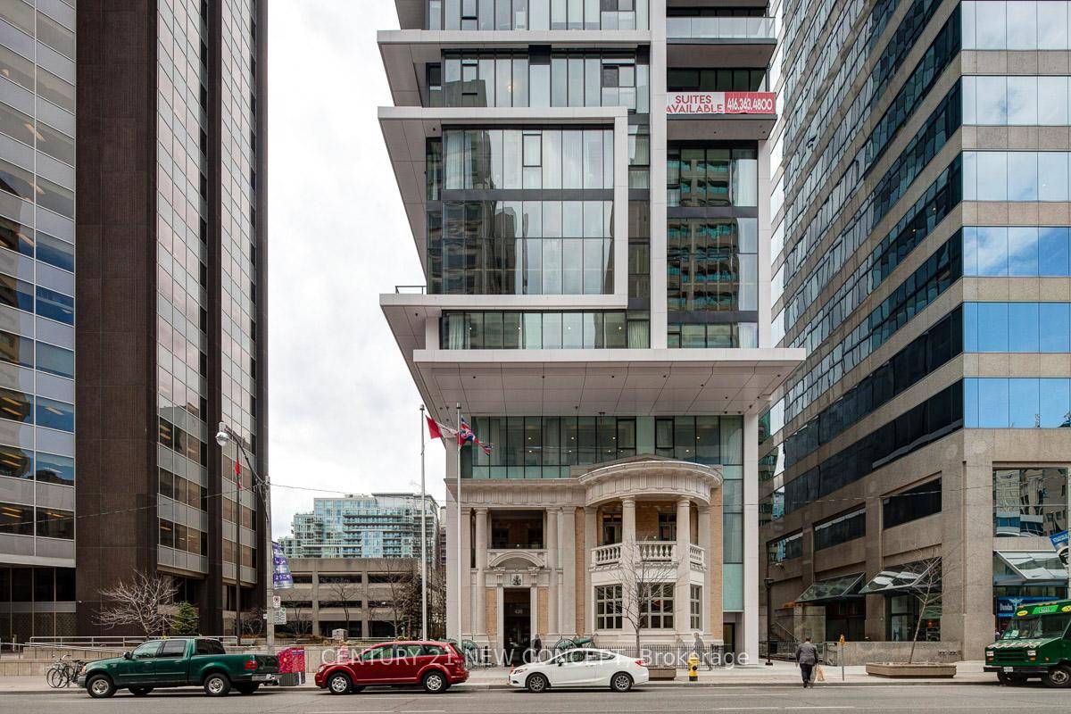 Great Location Living On University Ave.