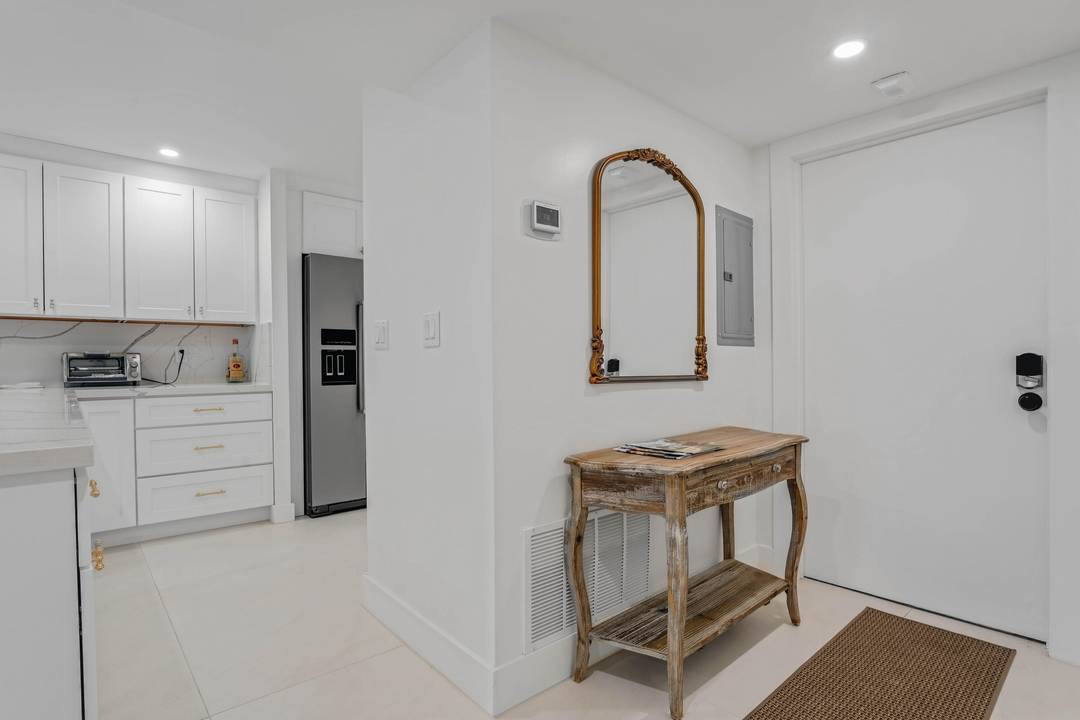 Beautiful, fully updated 2 bed 2 bath condo !