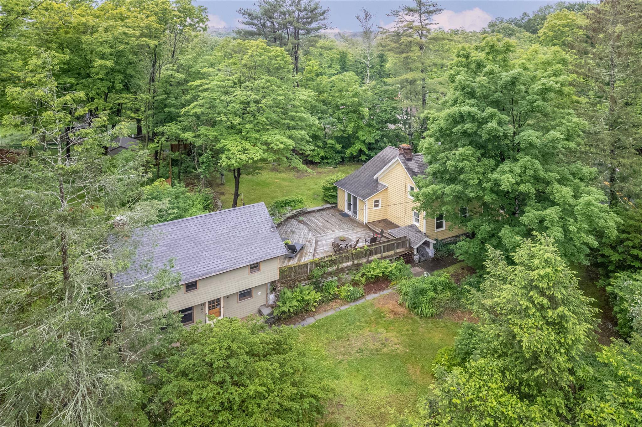 Enchanting and cozy farmhouse with spacious one bedroom cottage !