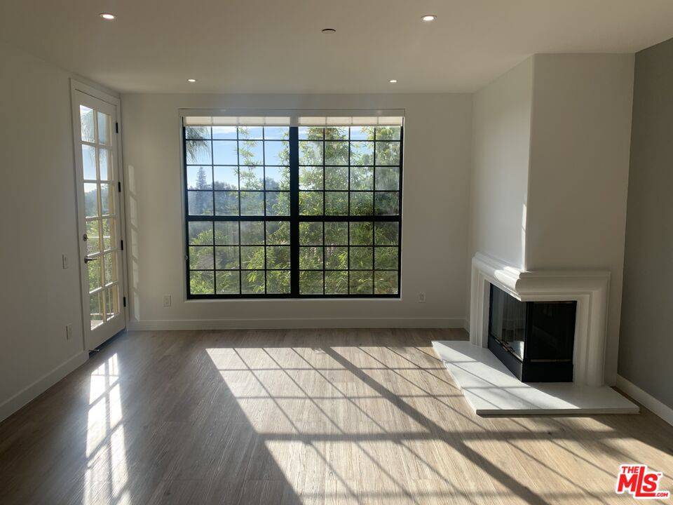 555  S Barrington Ave 1BR Brentwood La